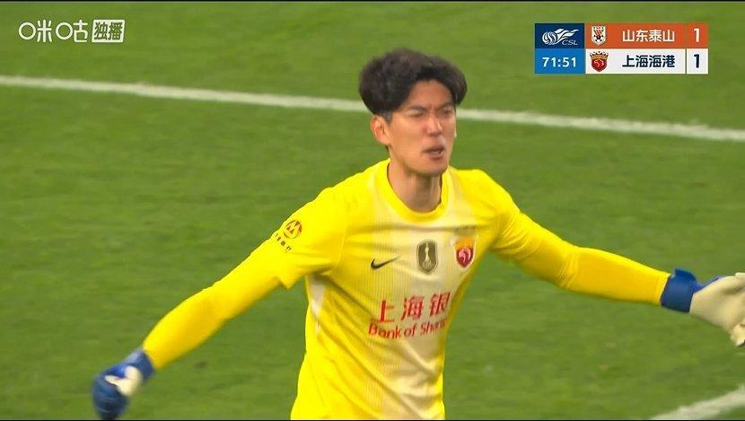 山东泰山vs上海海港神仙球！克雷桑小角度任意球破门，颜骏凌不满防守，泰山1-1海
