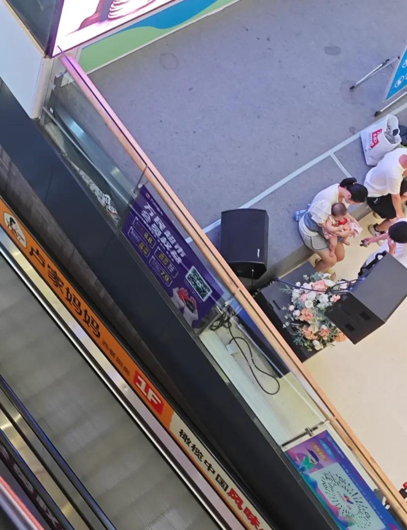 毕业找不到工作，为省电费去商场蹭半天空调
小时候经常看到有舍不得空调电费的老人带