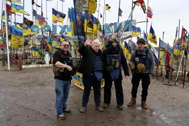 许久没有动静的英国前首相约翰逊，这次亲自跑到俄乌前线拍了一部纪录片讽刺道：西方正