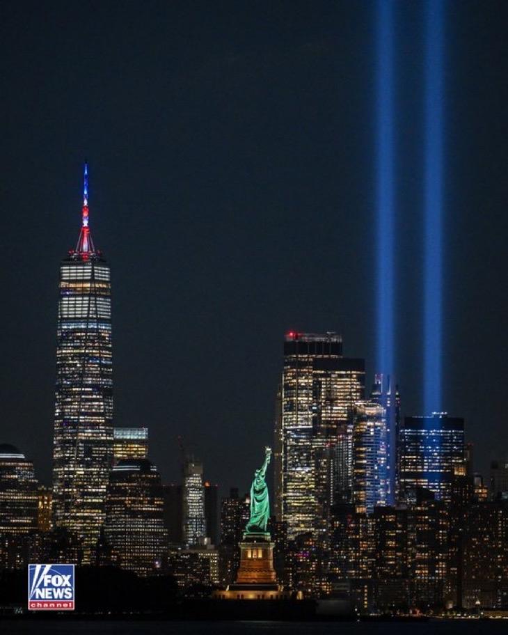 纽约市的天际线在庄严的致敬中亮起，以纪念25年前毁灭性的9/11恐怖袭击中逝去的