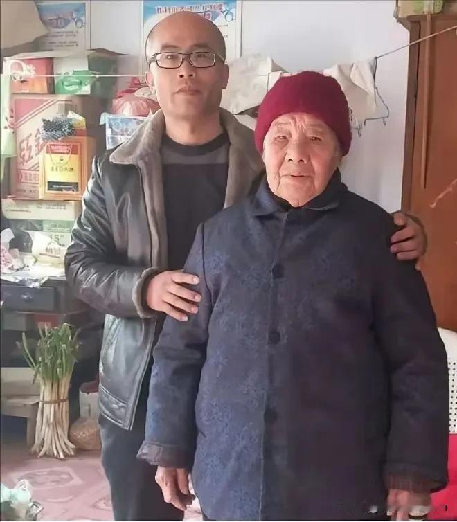 “震惊”1995年，山东高三男孩租不起房，每天走30公里上学。一女子说：“来我家