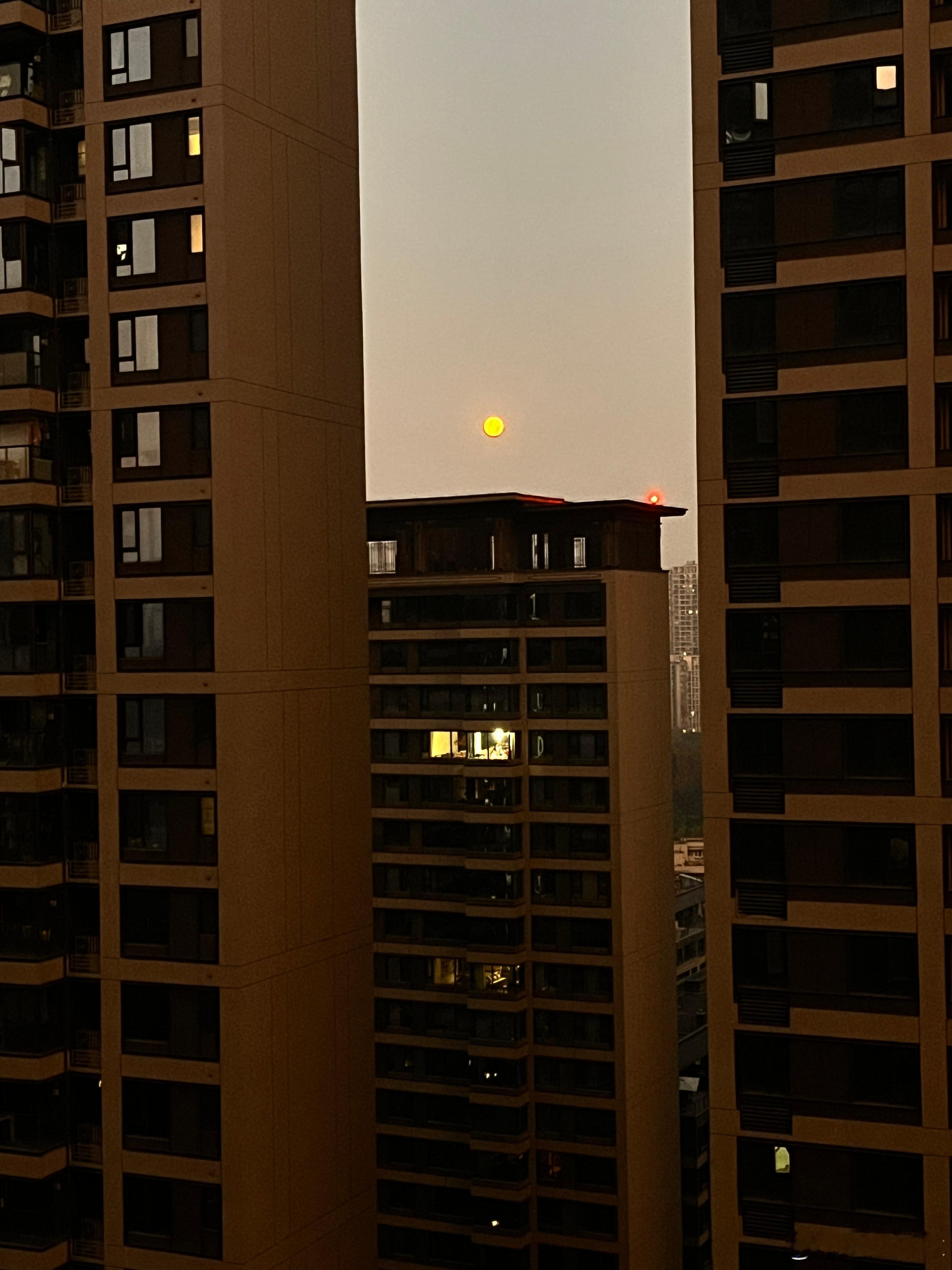 早上拍的，是月亮，还是太阳？随手拍 成都