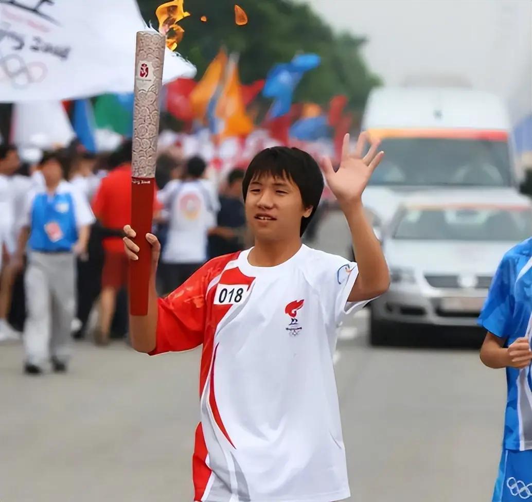 那个救出7名同学的少年，后来怎么成了阶下囚？印证了英雄只是一瞬间，而做人是一辈子