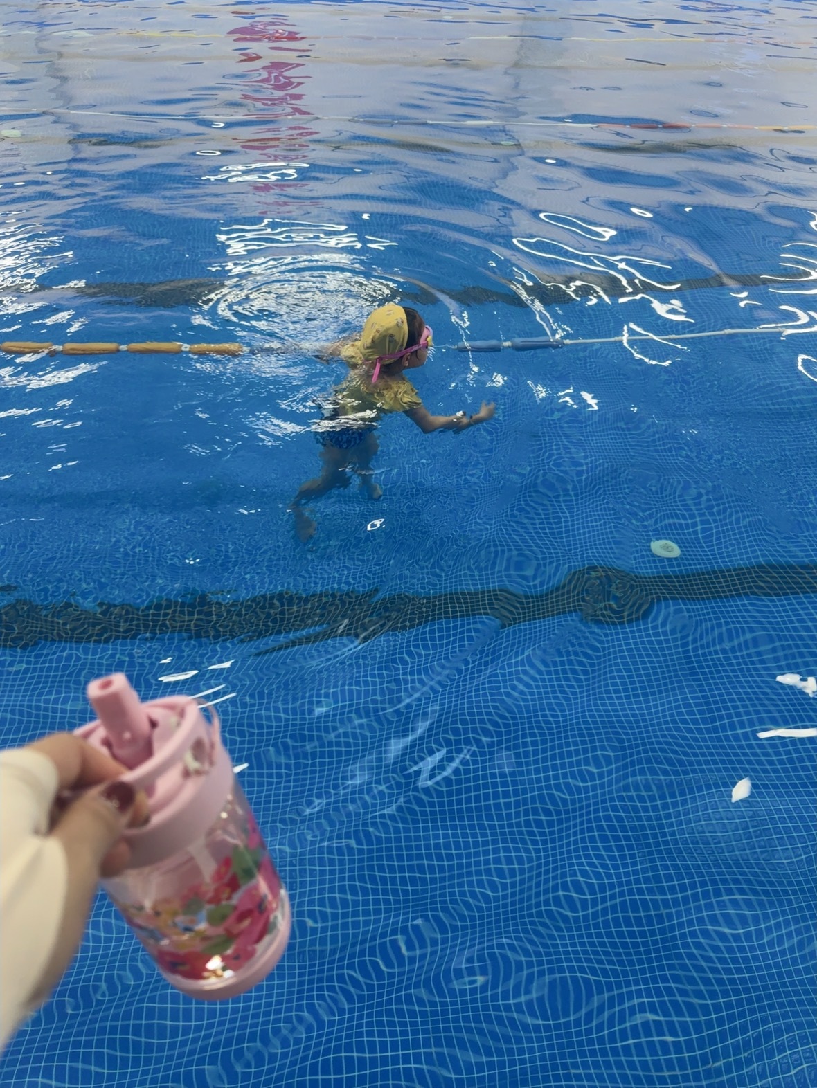 今天泳池人真少 算上小满一共就五个孩子 ​​​