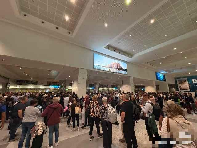 中东突发战火！海湾领空全线关闭，中国旅客被困机场，回家路太难了。

谁也没想到，