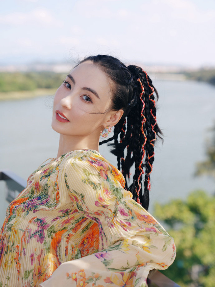 张柏芝笑容明媚 张柏芝一路繁花2花絮照，笑容明媚的姐姐~ 