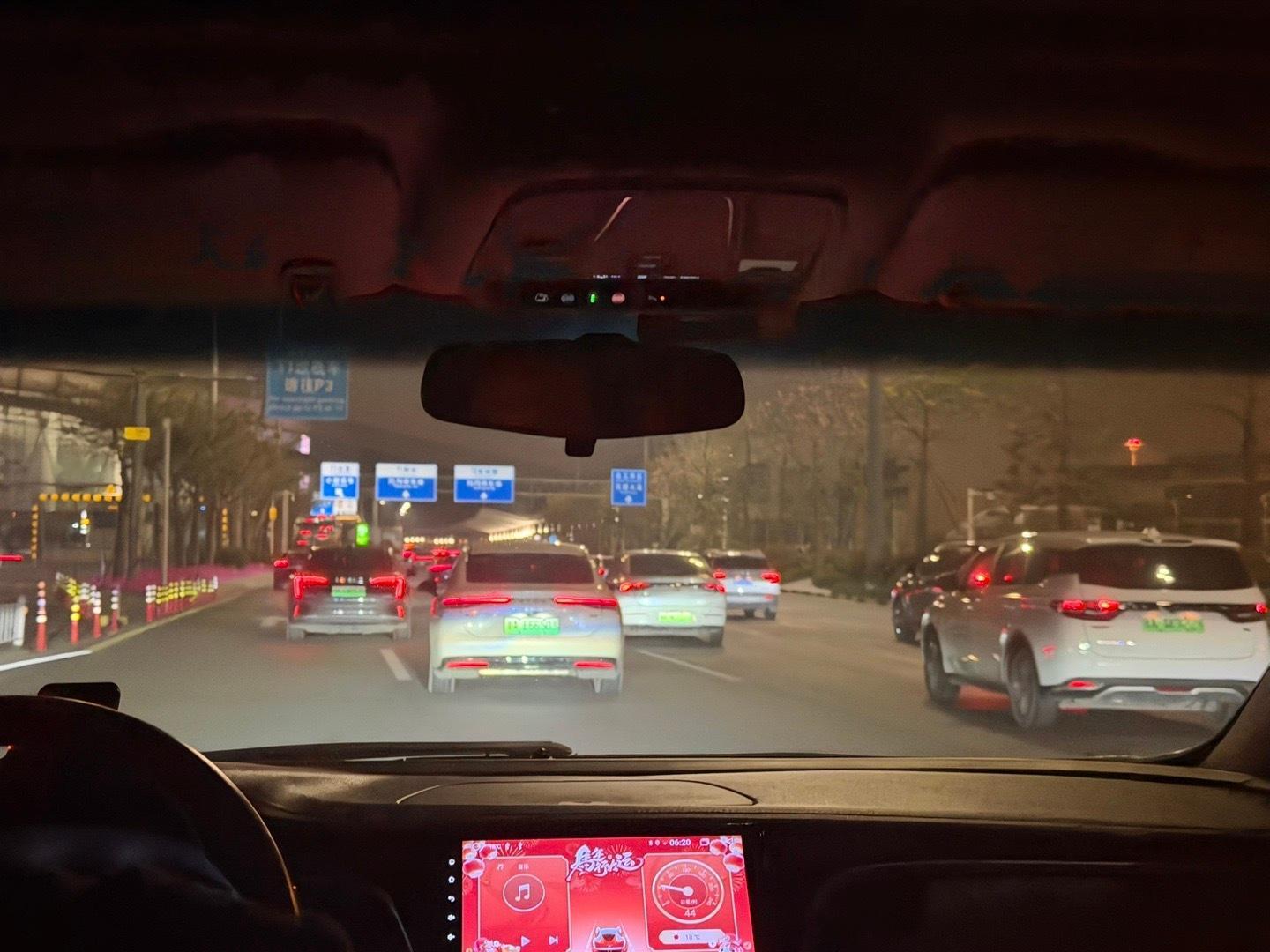 这个时间，这个点数…这么多车在广东估计也就是酒吧门口跟机场了吧大家都回家了吗？ 