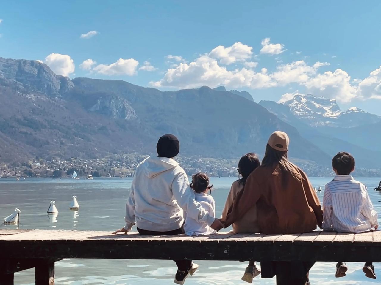 你俩结婚十周年，我在这泪流满面，这像话吗！那种细水长流但又汹涌澎湃的感情在娓娓道