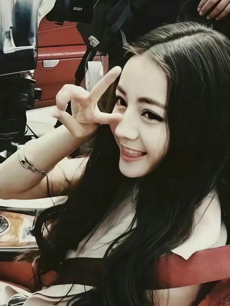 迪丽热巴表演打奶嗝灵主大人吃饱了正常打嗝…发现一只从小萌到大的甜热热迪丽热巴贺思