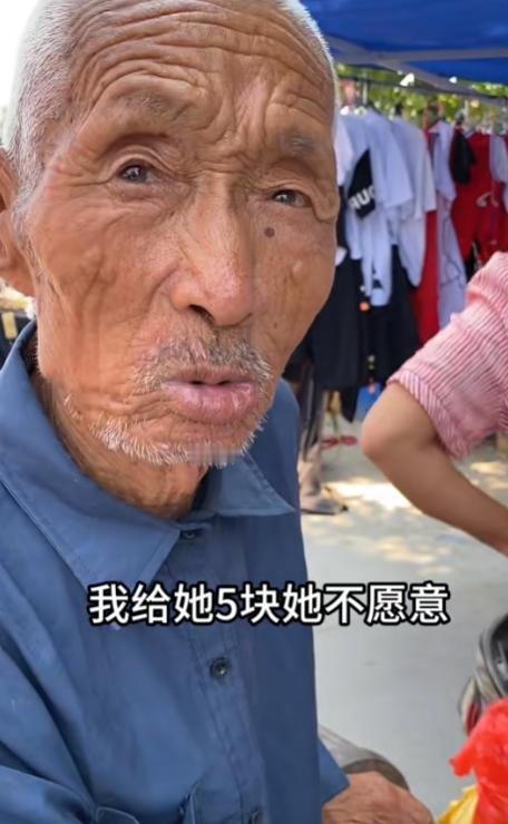 “看哭了！”河南，老人两个儿子都过世了，想用5块钱买件马甲，可老板非7块不卖，就