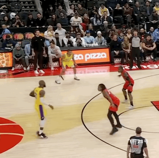 詹姆斯只会突这球还怎么打？
今天湖人对猛龙，詹姆斯首节5突0中，年纪大了还是只会