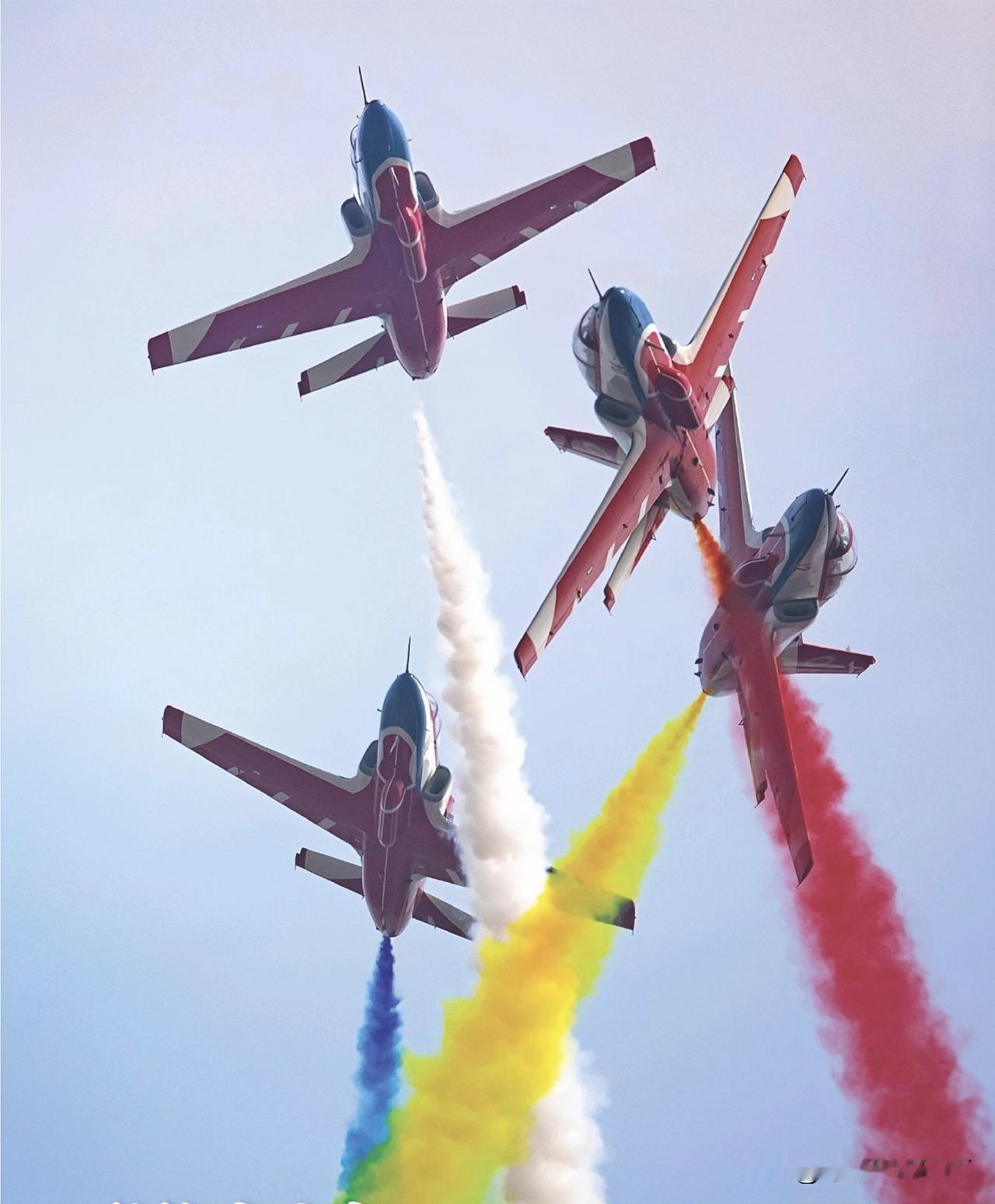 彩练当空舞——空军“红鹰”表演队四机特技表演