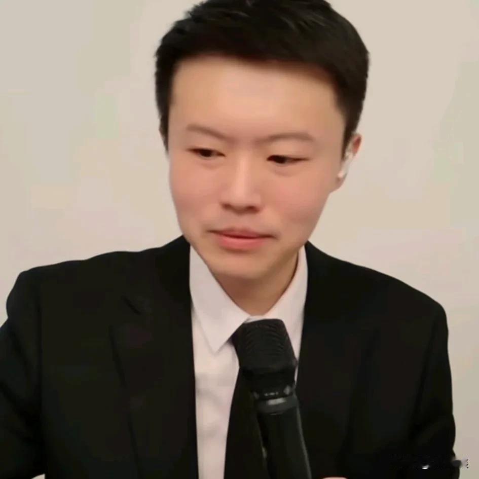 敬文是真的刚，

看到评论区有捣乱的，

直接拉黑，

根本不跟他们聊禁言啥的，