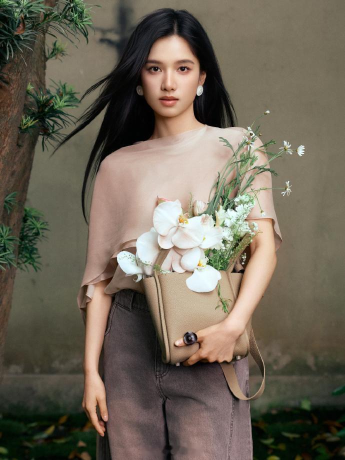 怀抱鲜花仪态万千、黑长直矜持优雅——张婧仪。每日明星美图分享李小冉王濛唐艺昕三公