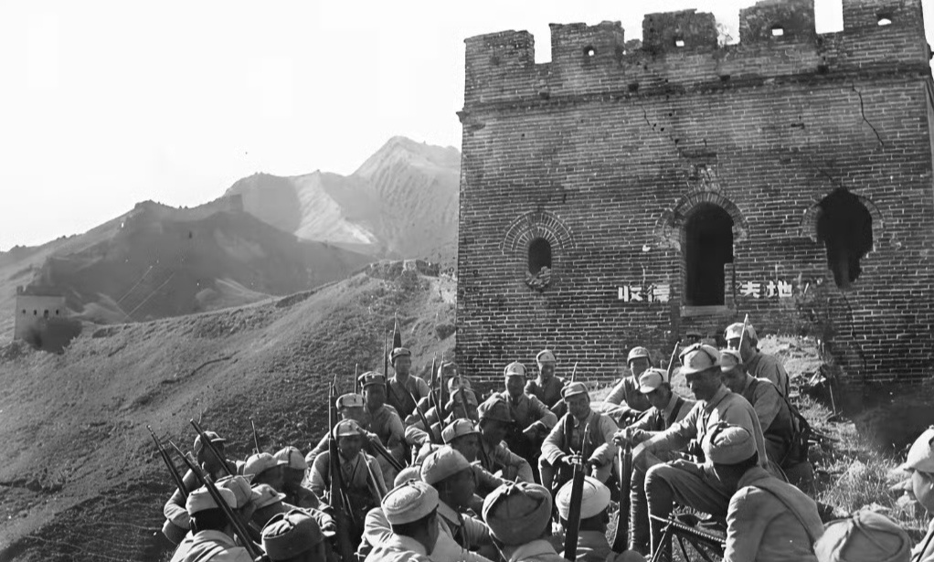 1938年，涞源县。在浮图峪长城消灭鬼子，收复失地的八路军。而此时老蒋那边，天天