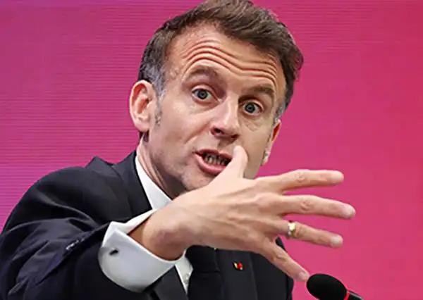 4 月 3 日，马克龙在韩国首尔延世大学发表演讲时说：我们决不能成为两个霸权大国