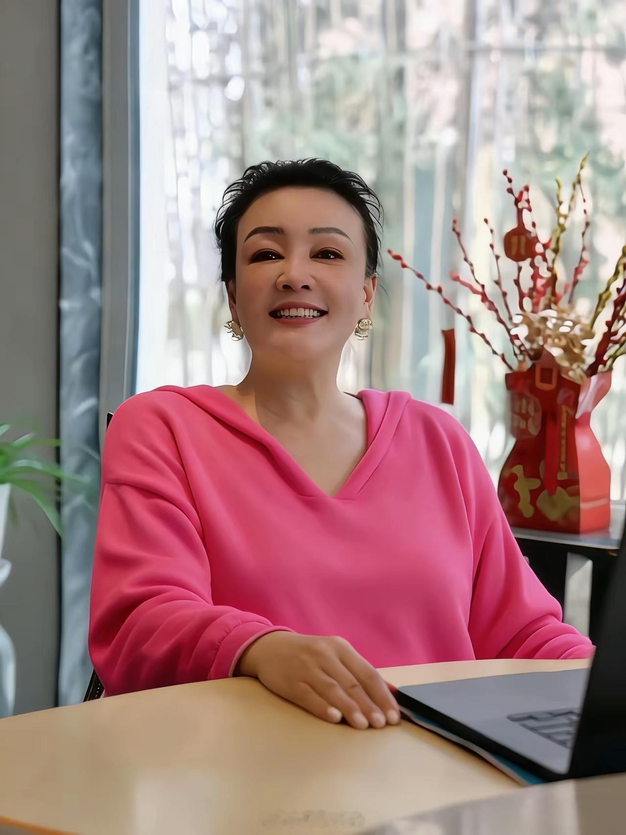 马筱梅有福气啊，兰姐太霸道了。兰姐直播，有黑粉说马筱梅嘴太大，难看，满脸全是科技