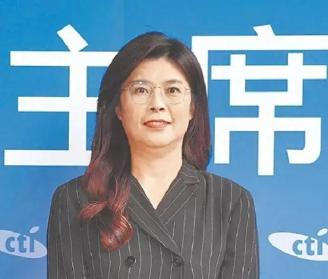 她因为反对战争，被整个台湾政坛封杀。
 
蓝、绿、白三党，罕见地团结起来，围攻一