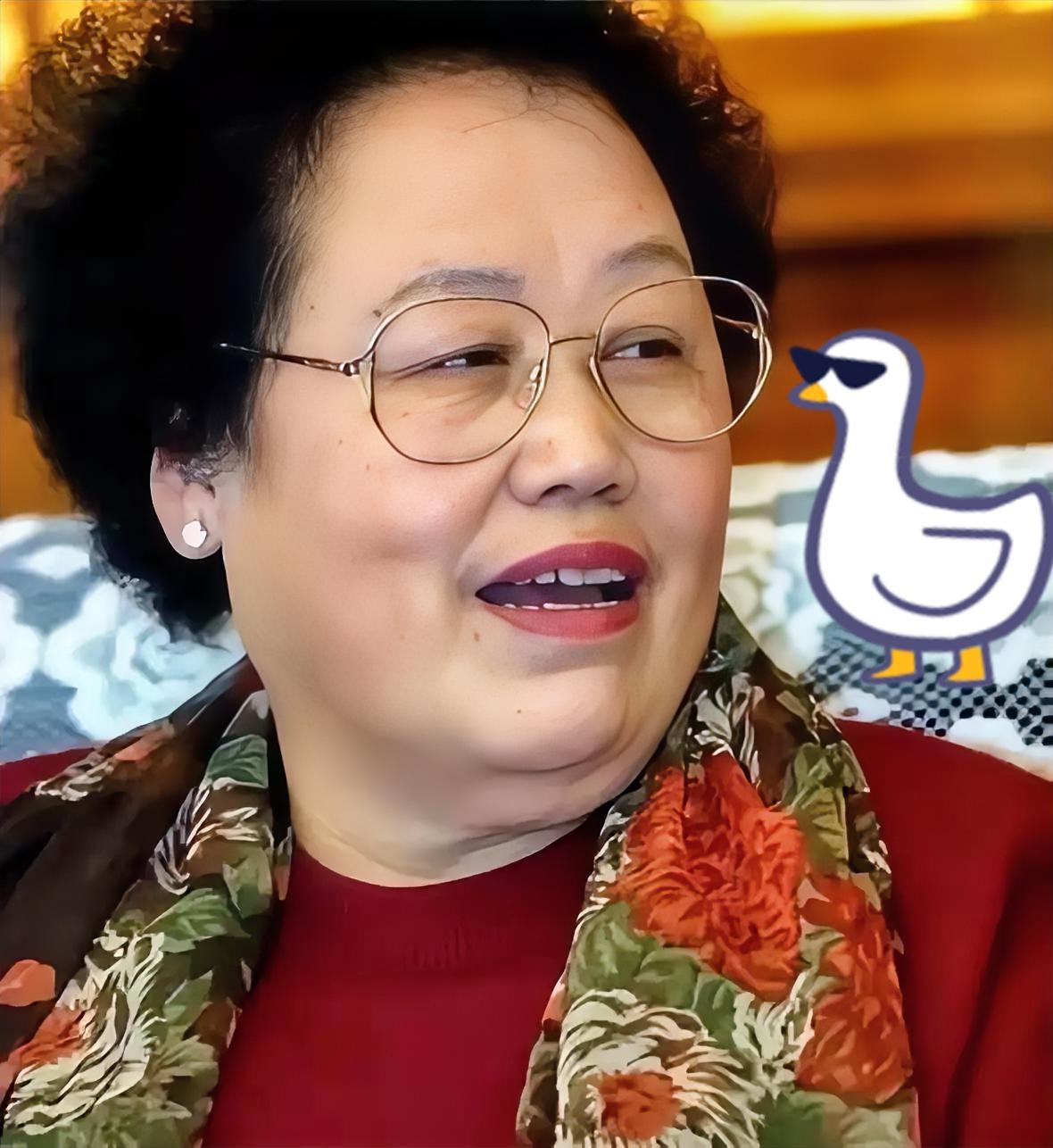 陈丽华离世
要说她这辈子最该感谢的人，
我觉得不是老公迟重瑞，而是她那个低调本分