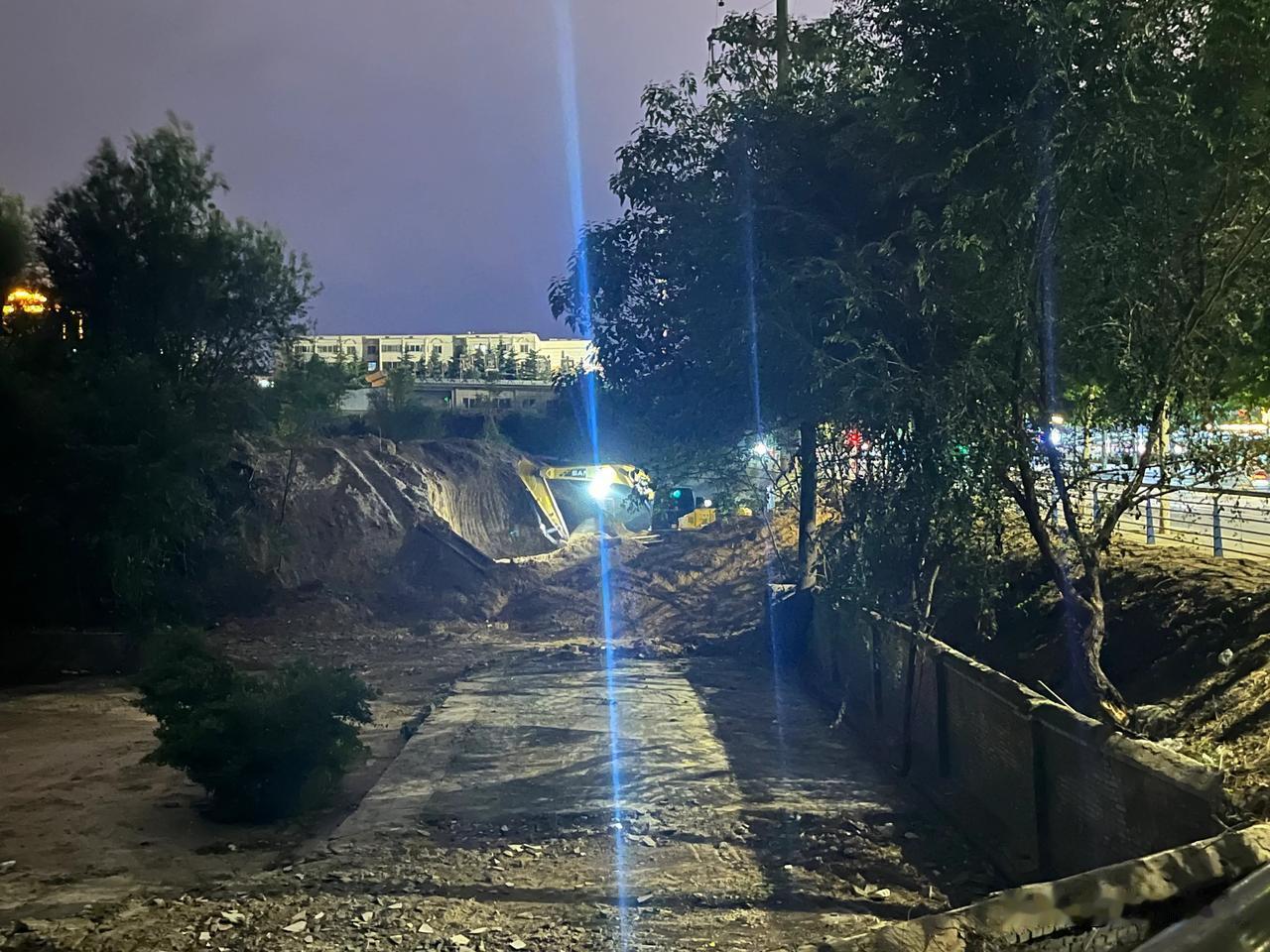  今天晚上去黄河公园东大门遛弯回来，走到六峰路与北环路交叉口看到中海国际的围墙都