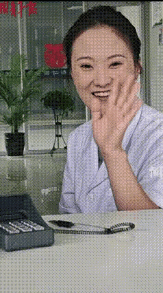 河南濮阳，一段医院救人监控视频刷屏网络，收费员刘梦珂翻窗救人的举动，收获全国网友