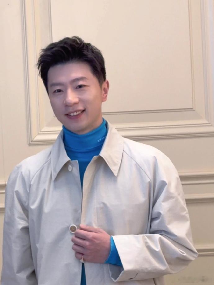 马龙有一种薄荷冰沙的爽感被马龙的米兰蓝色穿搭狠狠拿捏了！清爽的气质扑面而来，就像