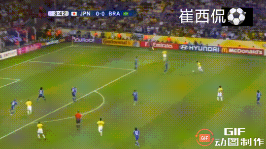 老师教学生踢足球！
06年世界杯小组赛，在桑巴军团面前，日本男足只有挨打的份！
