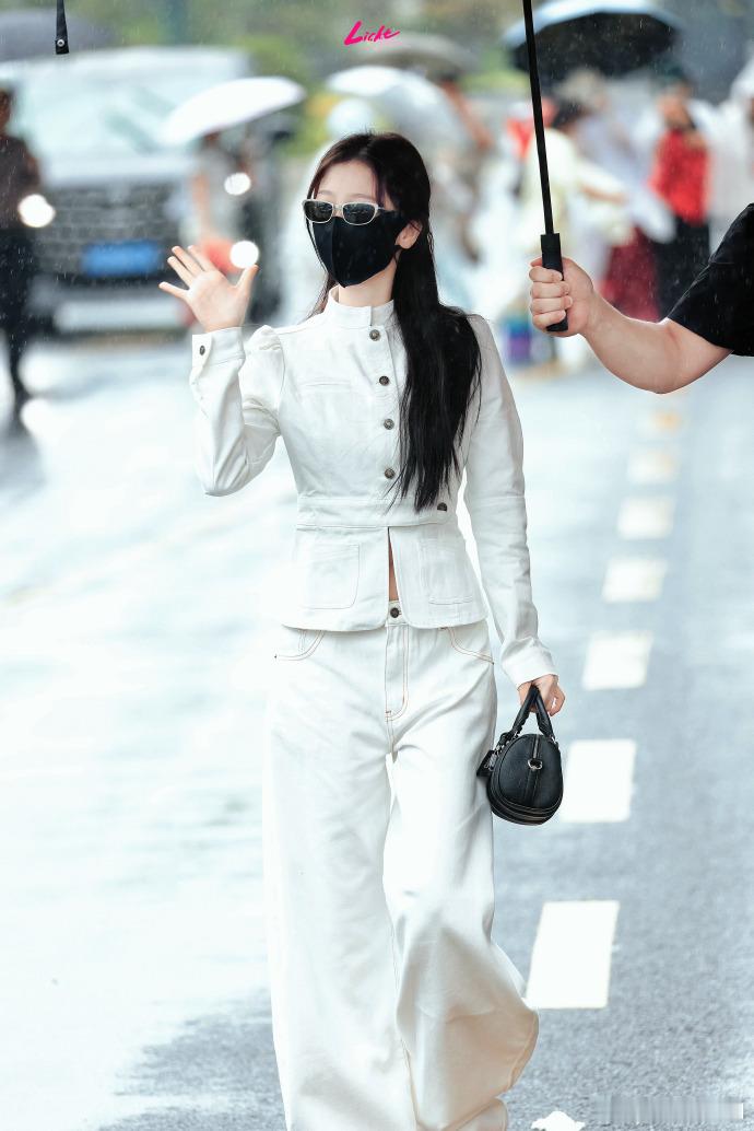 虞书欣白色财阀千金造型虞书欣我的体制内女友 今天也是贵气满分的一天，虞书欣白色财