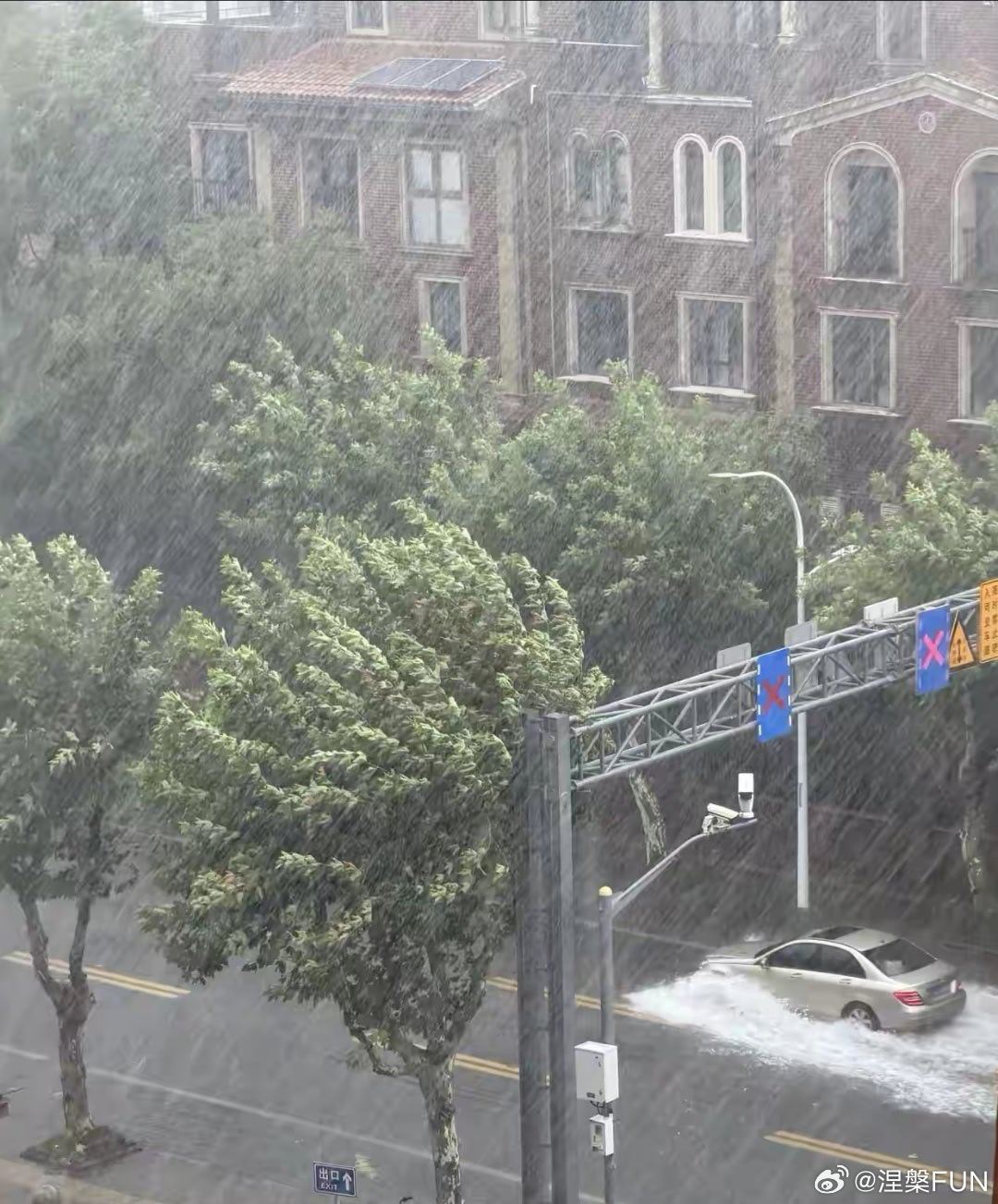 上海地铁限速建议居家办公我也建议居家办公不要出来，但是有用吗？还是有牛马在路上呀