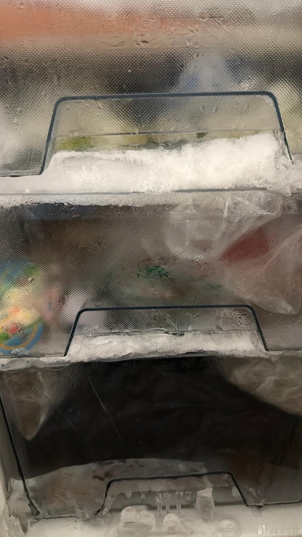 下班回来太热了，想着吃根雪糕凉快下🧊打开冰箱门一看抽屉全被冻住了完全拉不动！只