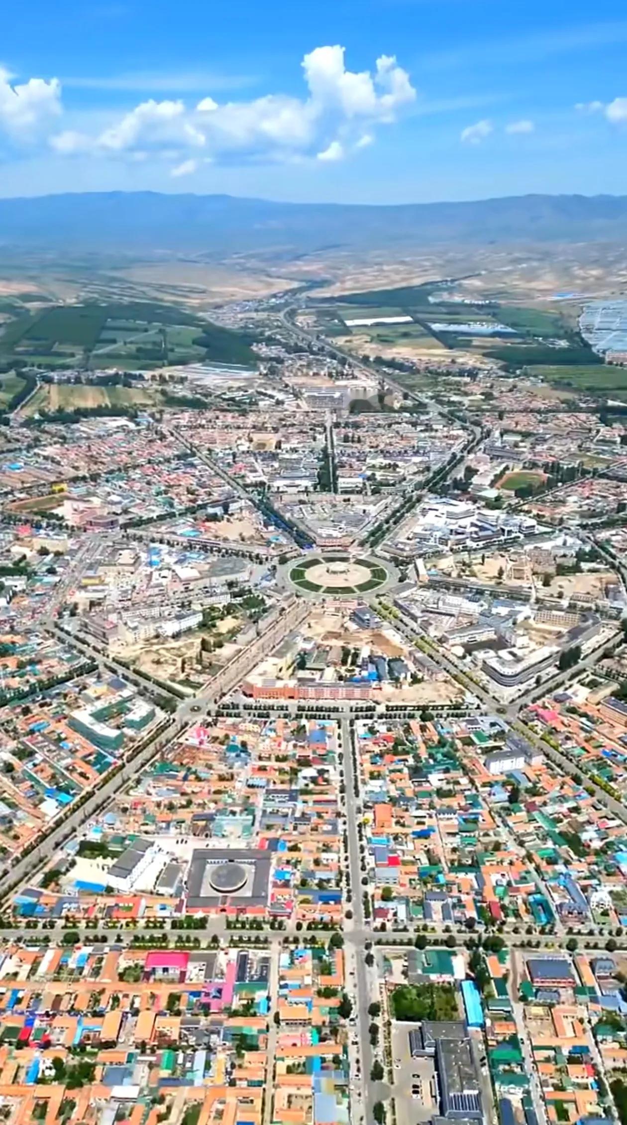 全国唯一没有红绿灯的城市 房子墙面各式涂鸦仿佛穿越回历史场景