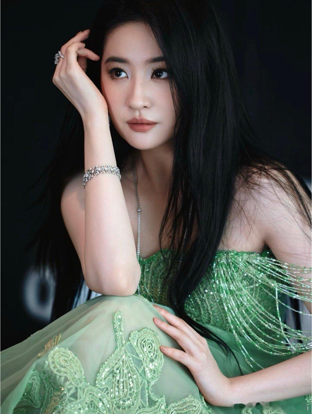 刘亦菲黑长直梦回苏韵锦 谁懂这张照片啊！黑长直，直接梦回苏韵锦！ 刘亦菲[超话]
