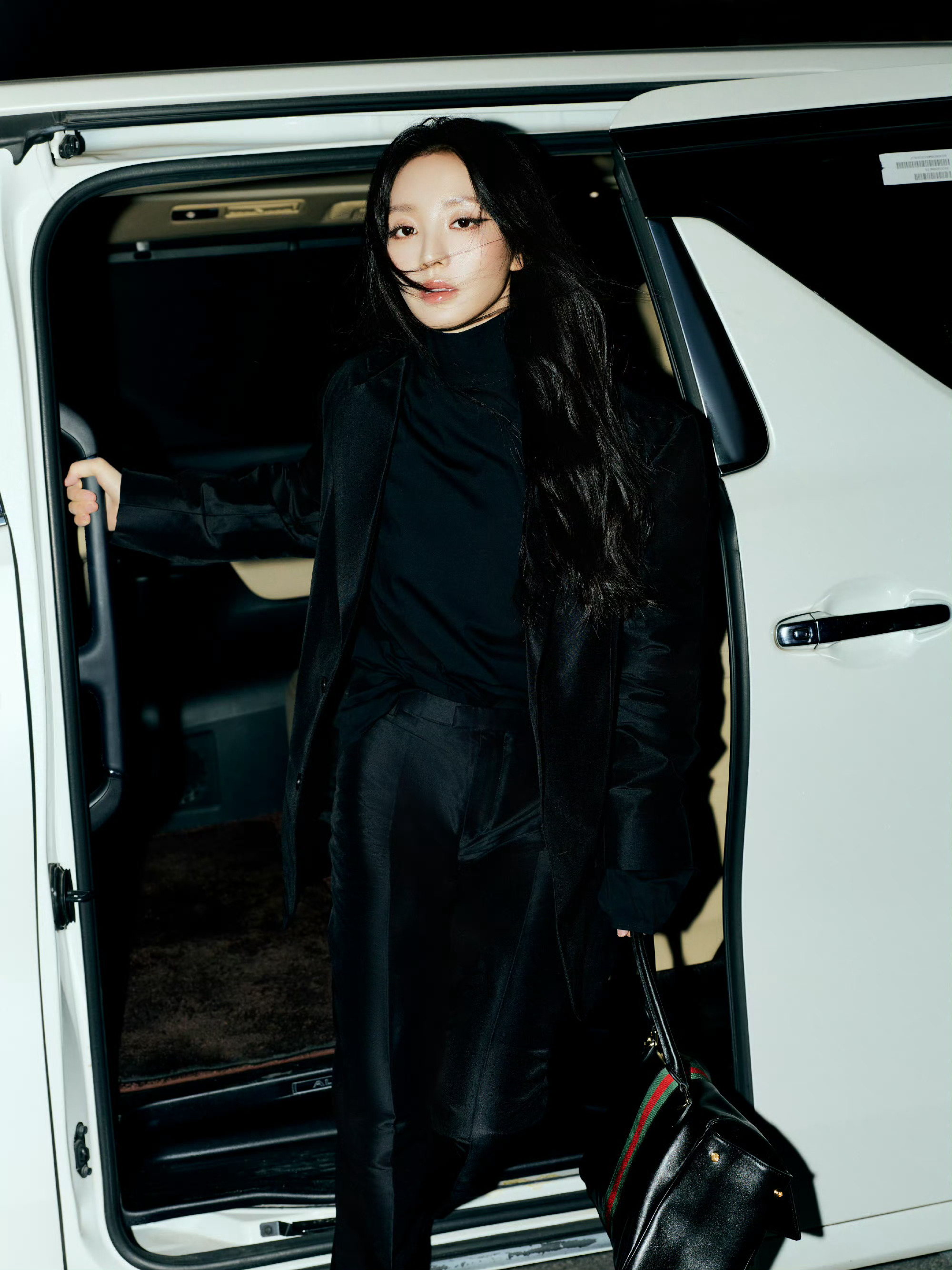 田曦薇 in GUCCI 📸✈️  海外活动出发图，西装外套、细高跟、黑长直…