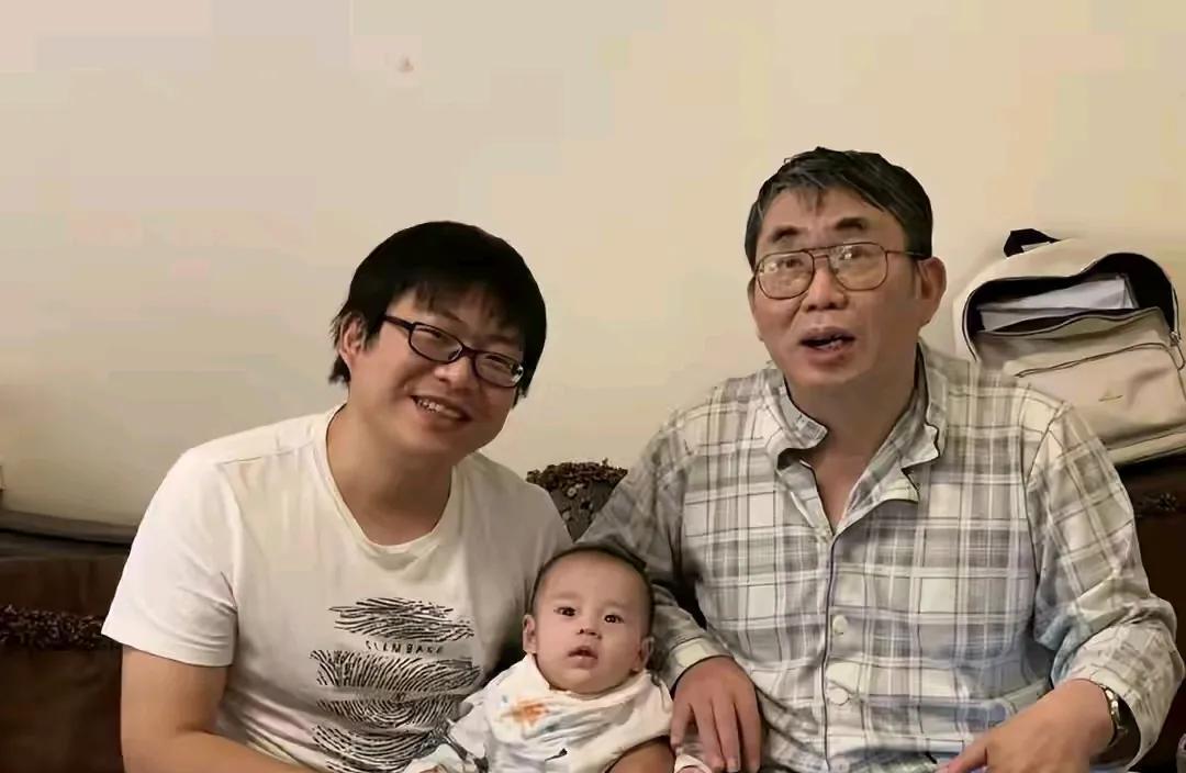 我当时愣了一下。听说她把孩子交给公公就走了，聂老躺在沙发上陪着孙子玩，那一幕有点