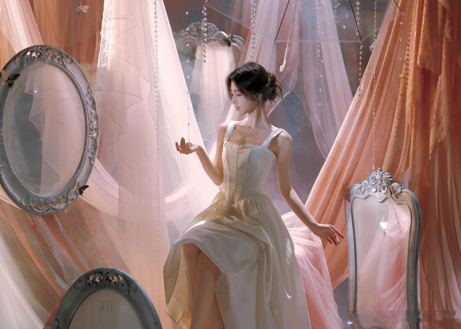 鞠婧祎白吊带连衣裙鞠婧祎一袭法式公主裙造型，鞠婧祎太美了吧。鞠婧祎法式公主裙 ​
