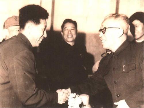 在1963年召开的辽宁省劳模大会上，省委书记黄欧东为工业战线上的劳动模范颁奖。