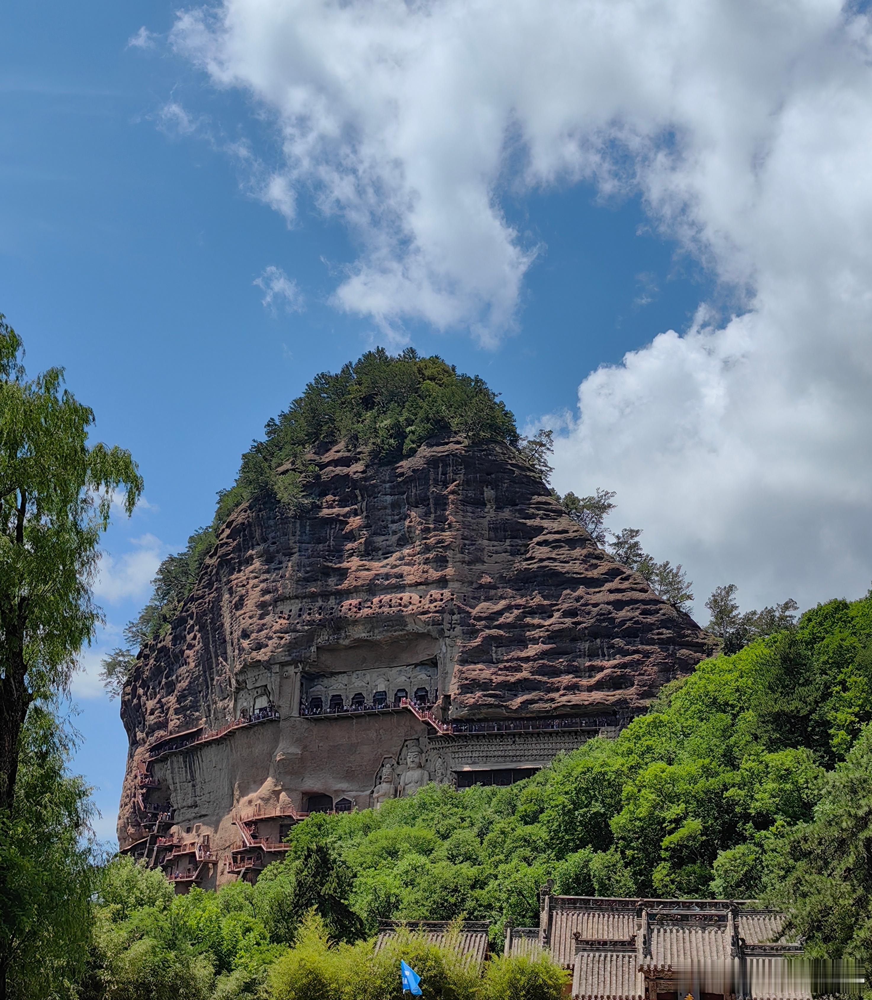 两年前到甘南游玩，安排了天水一日游。当时天水麻辣烫火遍全国，但我对麦积山石窟更感