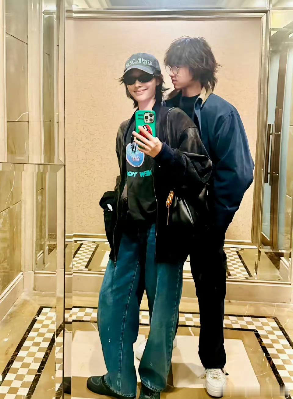 白百何儿子元宝18岁了元宝长得也太像他爸爸了哈哈哈，个子好高啊，很帅！ 