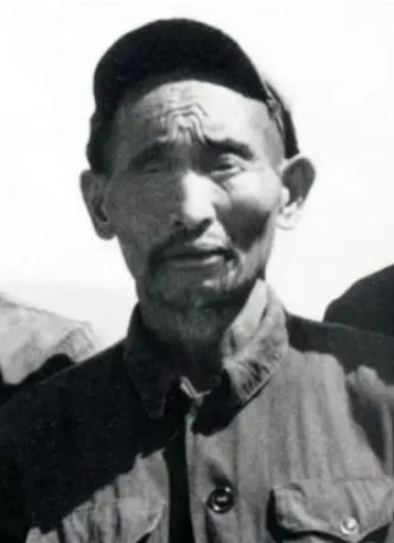 1952年，西康军区解放军在黑彝部落剿匪时，救出一名汉人奴隶，此人说出名字后立即
