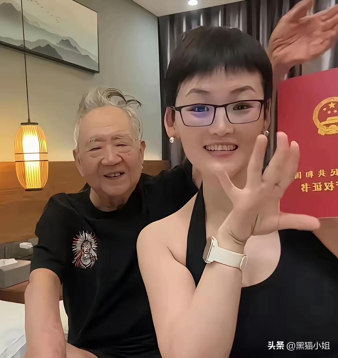 80岁书法家张伯金老先生，和小自己40岁的‘’夫人‘’(离婚不离家，还在一起生活
