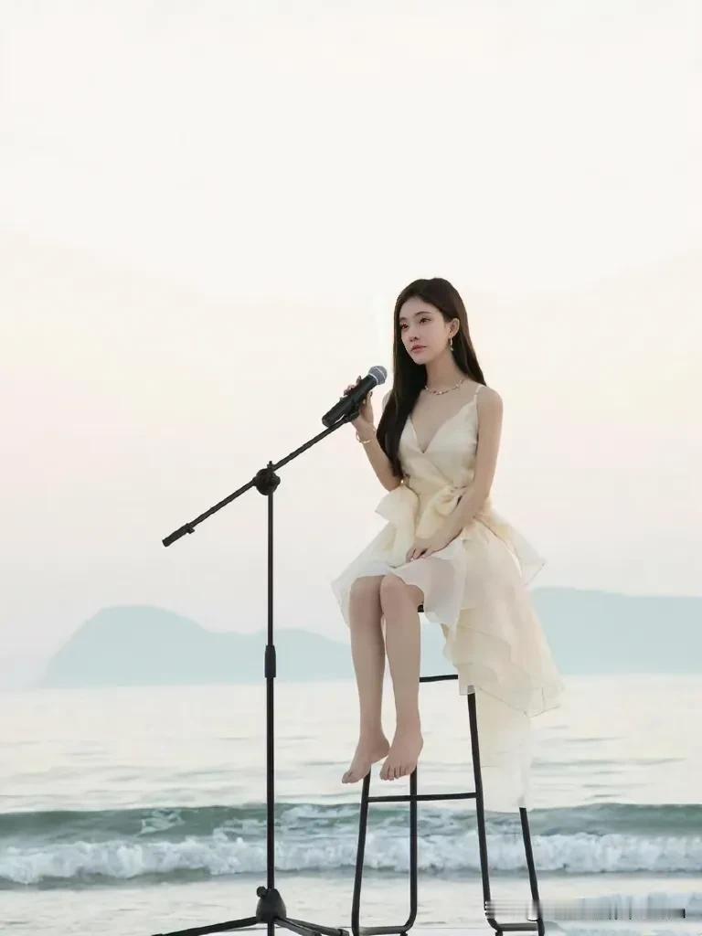 冯提莫这坐的是凳子还是梯子？