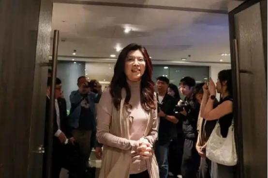 郑丽文可能会成为“一阵风”！有位军事专家曾说过，别看国民党主席郑丽文现在很“火”