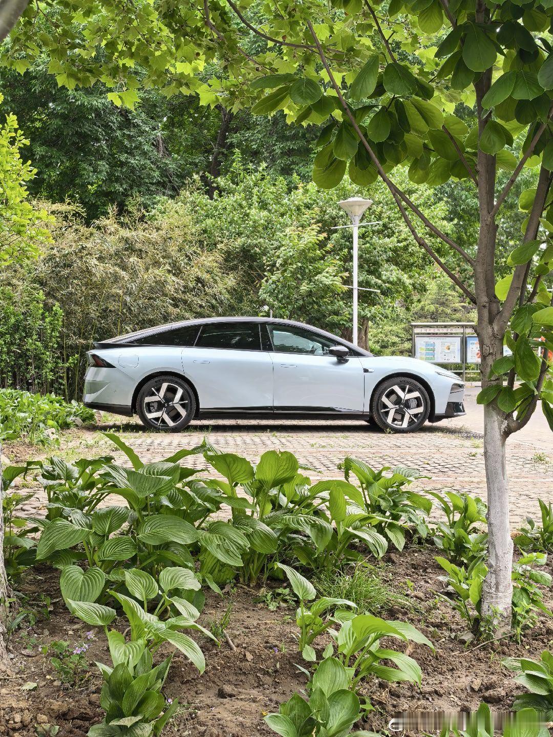 看调研小鹏G6在丹麦的销量超过了特斯拉Model Y。去年10月我在丹麦路上也看