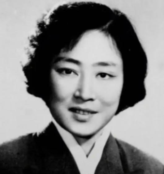 [微风]1953年秦腔女演员孟遏云前往朝鲜参加慰问演出，但她有一个怪癖，从不在公