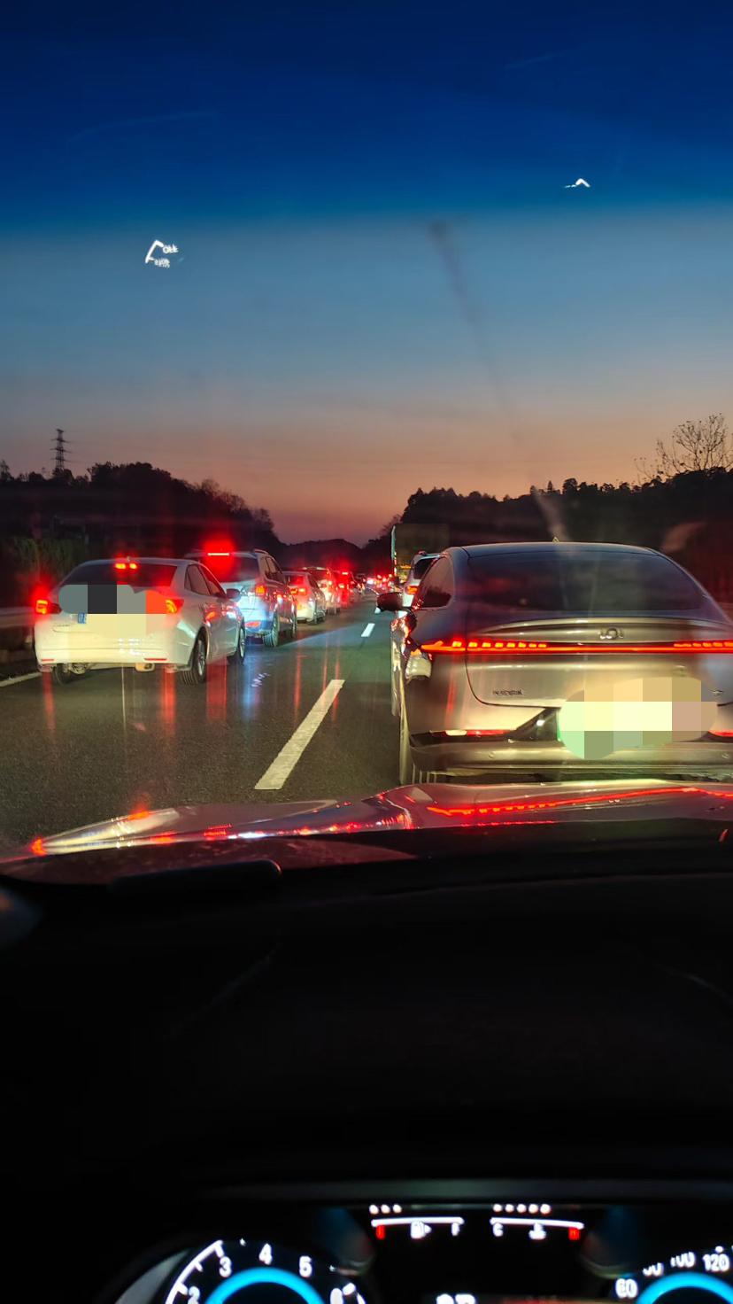 把夕阳的余温，通过堵车的“恒等变换”，熬成了夜色里的万家灯火。短短的路程硬是让我
