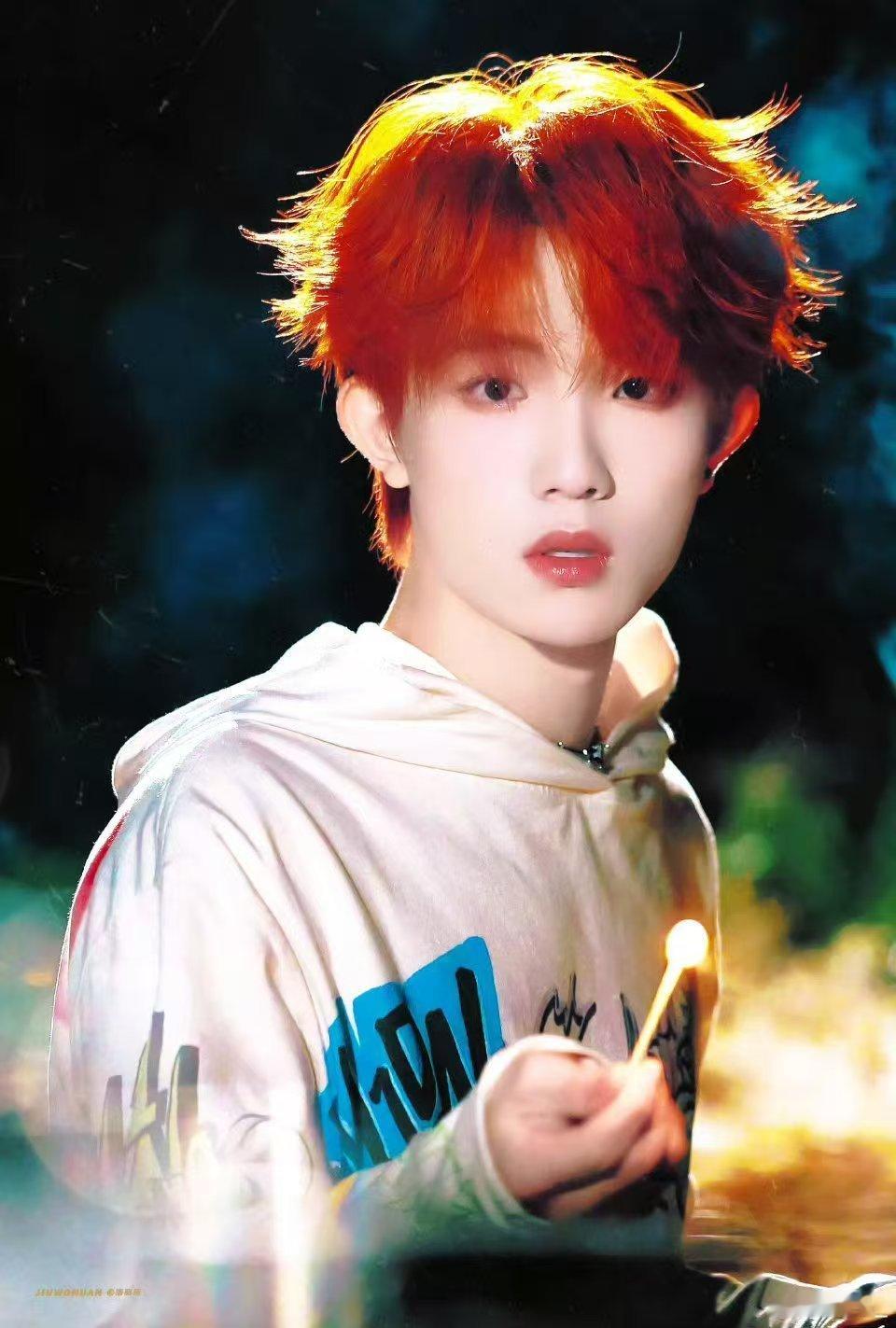 苏新皓场内红色岩浆红色漫卷全场，像滚烫岩浆缓缓流淌，藏着数不尽的偏爱与底气。苏新