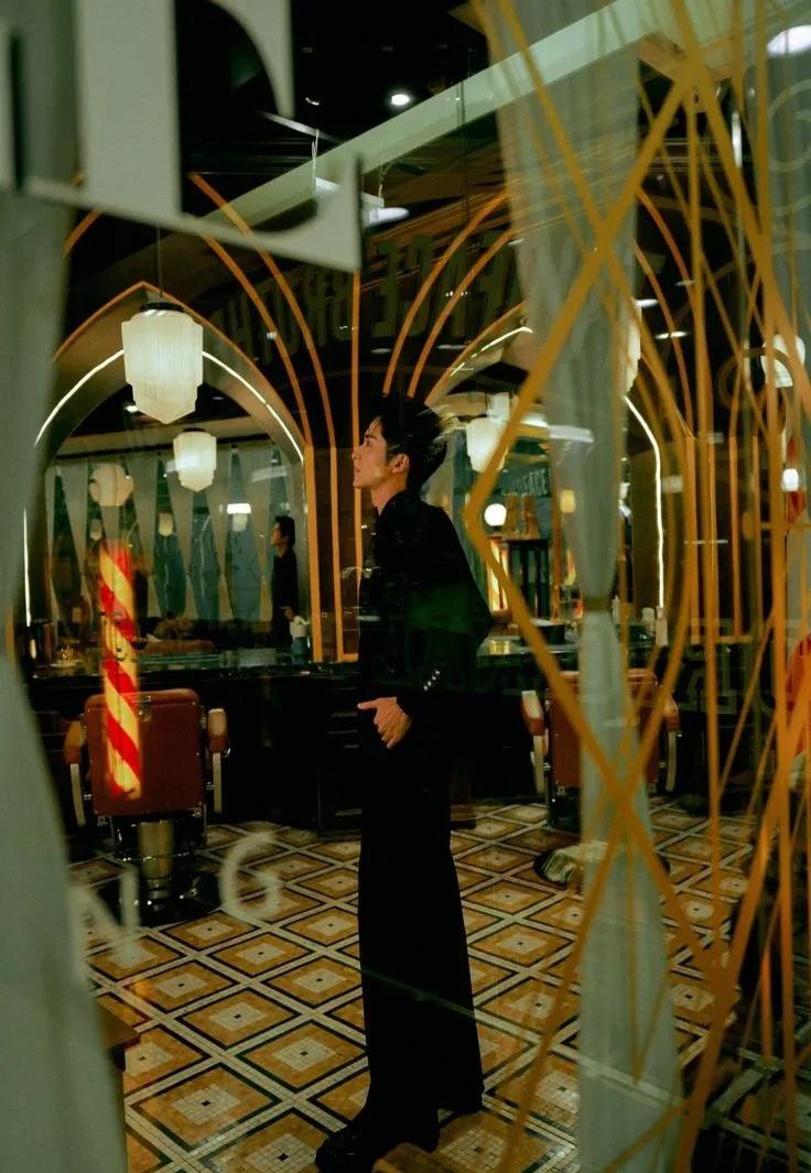 他并不矮 让他看起来矮的原因是他穿的衣服 而且他喜欢穿得比较简单 所以这对他来说