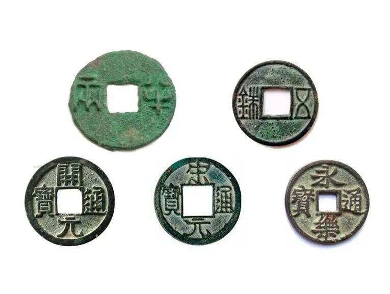 五帝钱分大、小两种，都是传统文化里的民俗物件，核心是借古代盛世帝王的钱币聚气祈福