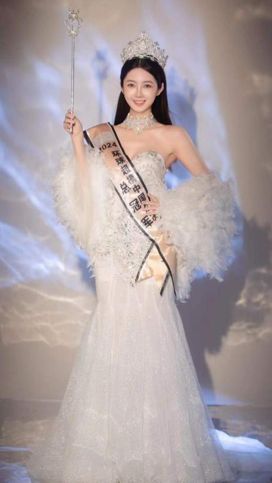 魏菁，广东深圳籍新生代模特，身高176cm，毕业于广州体育学院服装表演专业，拥有