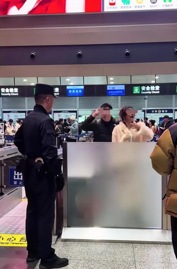 不是，你们没赶上飞机，跟哈尔滨有什么关系？
据说是俩人是烟台的，去哈尔滨旅游，家